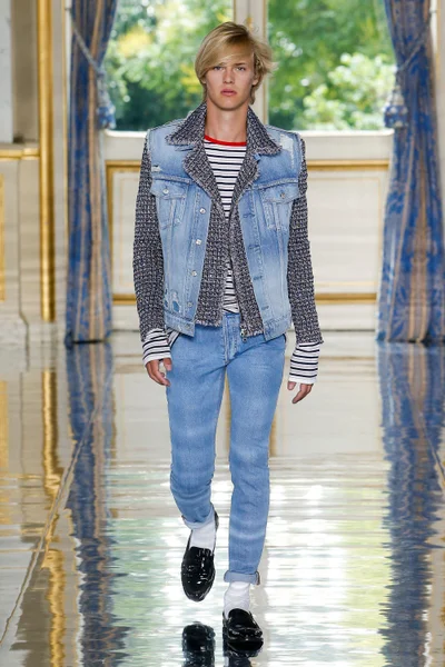 Look 10